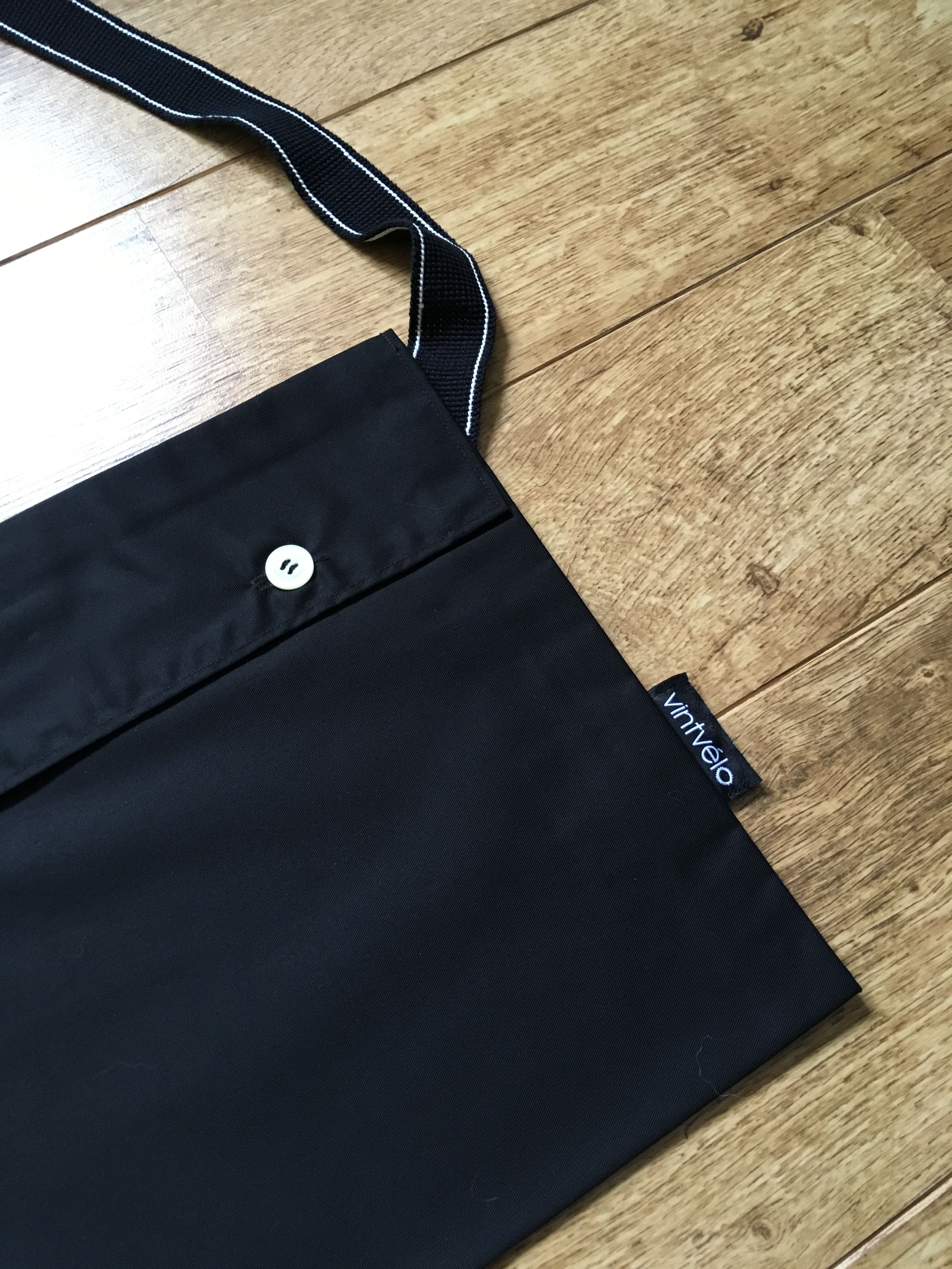 Button it! (Black) – Cycling musette bag – vintvélo